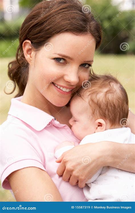 Illustratie van een moeder die met haar pasgeboren baby knuffelt, met op de achtergrond subtiele symbolen van emotionele veranderingen.