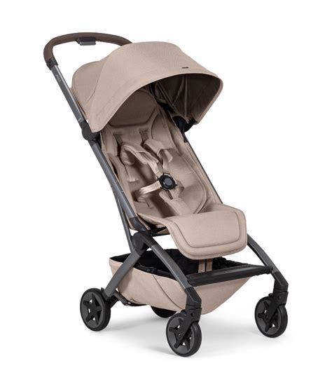 Een Joolz kinderwagen met de turtle groene voetenzak, waarbij de nadruk ligt op de stijlvolle kleurcombinatie.