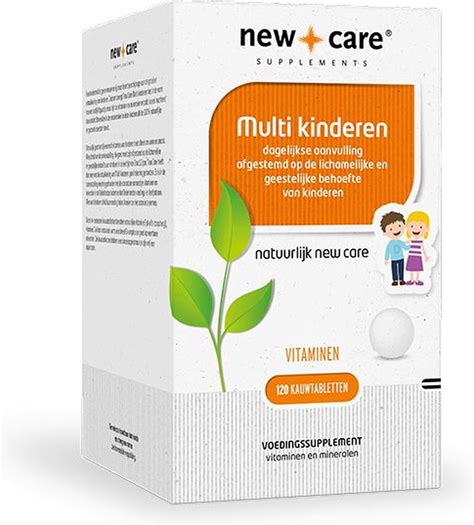 Een kind dat een multivitamine kauwtablet inneemt