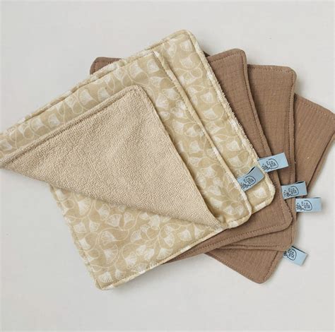 Close-up van verschillende soorten wasbare billendoekjes, met nadruk op de textuur van bamboe en katoen.