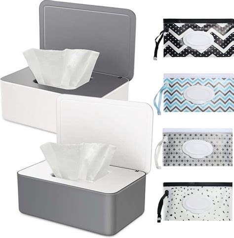 Een set van herbruikbare billendoekjes in een handige bewaarbox, naast een sprayflacon.