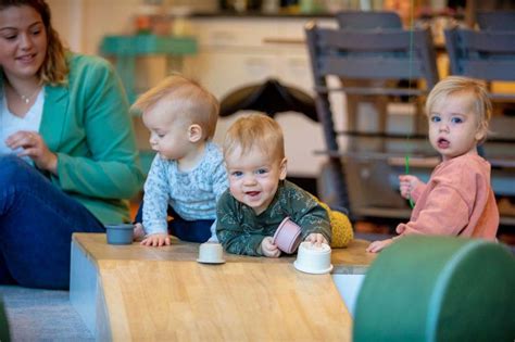 Kinderen spelen en leren in een groepsruimte bij De Beun Kinderopvang