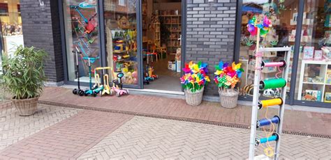 Illustratie van de opening van de speelgoedwinkel met lintdoorknipping en ballonnenclown