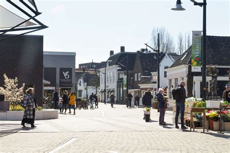 Foto van de Kerkbuurt in Sliedrecht met diverse winkels