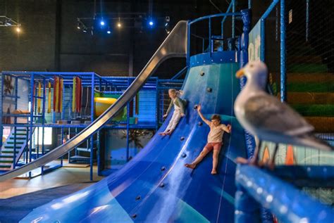 Illustratie van de Baluba indoor speelparadijs met diverse speeltoestellen.