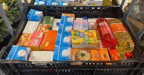Kinderen die boodschappen inpakken voor de voedselbank