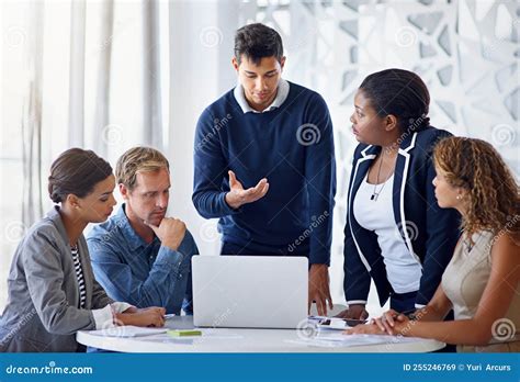 Groep medewerkers van 2Samen die samenwerken aan een project