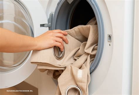 Illustratie van het verwijderen en wassen van de autostoelhoes