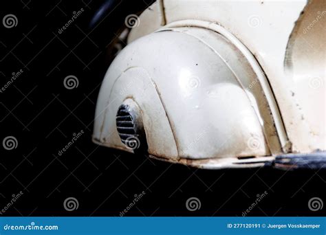 Gedetailleerde weergave van het bevestigen van letters en viltfiguren op de krans