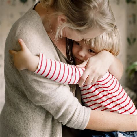 Illustratie van een kind dat aan de hand van een ouder vastklamp, met een verdrietige uitdrukking.