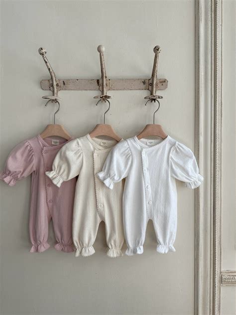 Gedetailleerd gebreid geboortepakje voor een meisje