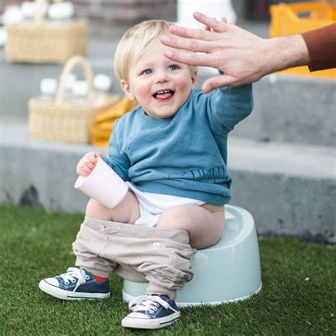 baby die een potje eten krijgt