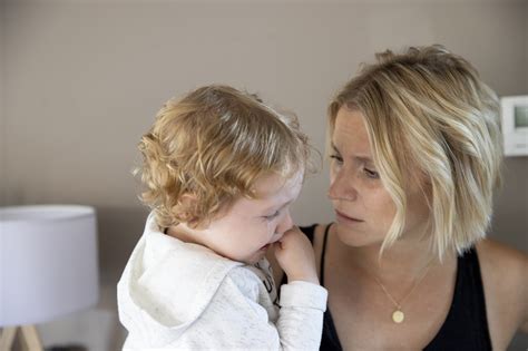 illustratie van een ouder die rustig met een driftbui kind omgaat