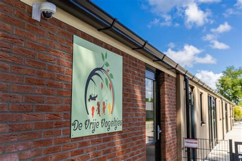foto van het kinderdagverblijf De Vrije Vogeltjes met een natuurlijke omgeving