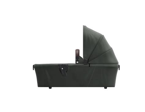 Close-up van de Joolz reiswieg met een slapende baby.