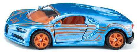 Een dynamische foto van de Siku Bugatti Chiron in Electric Blue, die de brede, lage en gespierde lijnen van de auto benadrukt.