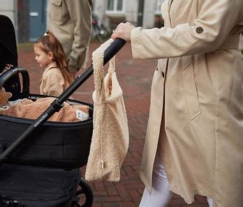 Foto van de Seed 'Change' luiertas aan de kinderwagen bevestigd