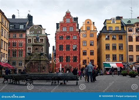 De kleurrijke gebouwen op het Stortorget plein in Gamla Stan