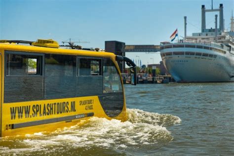 Een amfibiebus vaart door het water van Stockholm