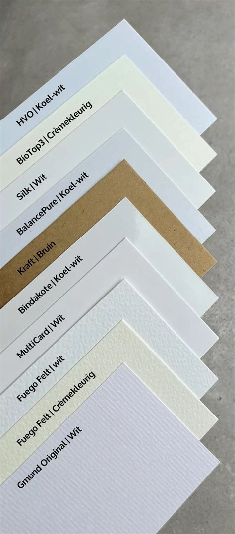 Een overzicht van verschillende papiersoorten en envelopkleuren die beschikbaar zijn voor geboortekaartjes.