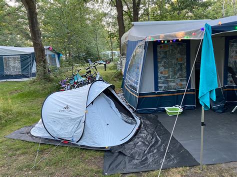 Illustratie van een bedtentje of pop-up tentje voor kinderen in een caravan