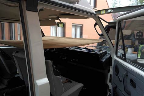 Schematische weergave van een hangmat of uitklapbaar bed in een camper