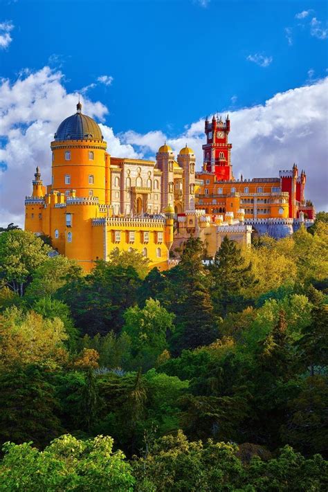 Een kleurrijk kasteel in een sprookjesachtig attractiepark.