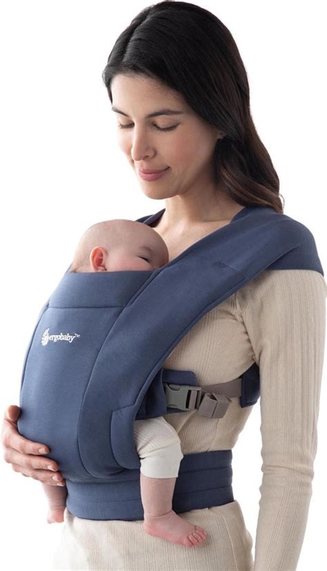 Illustratie die de ergonomische M-positie van een baby in de Ergobaby Embrace draagzak toont.