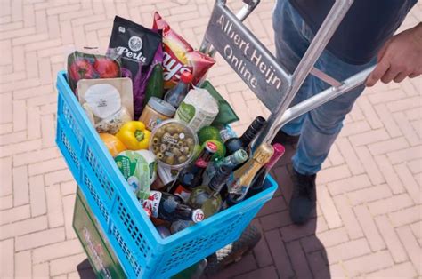 Vergelijking van verschillende methoden om boodschappen te doen met een baby, met nadruk op de onhandigheid van sommige opties.