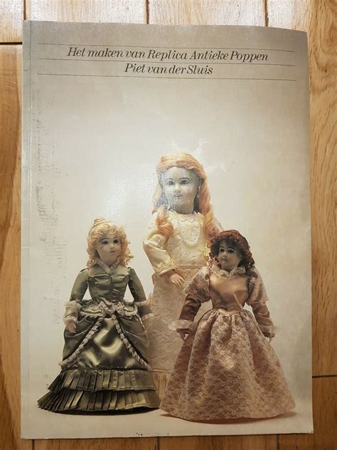 Illustratie van oude speelgoedvoorwerpen zoals poppen, ballen en miniatuurwagens.