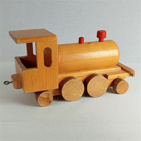 Foto's van kinderen die zelfgemaakt speelgoed gebruiken, zoals een houten trein of een zelfgebouwde step.