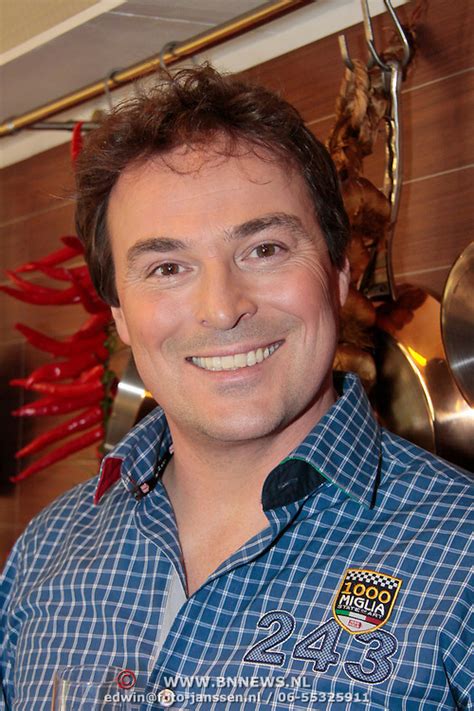 Chef-kok Caspar Bürgi demonstreert de bereiding van babyvoeding.