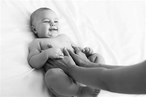 Baby die gemasseerd wordt voor buikpijn