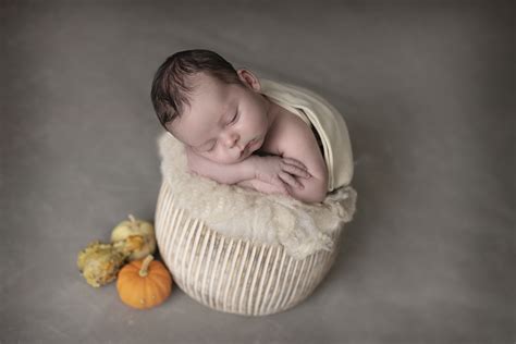 newborn baby slapend in een mandje