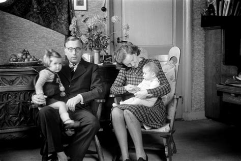 gezinsfoto met baby op schoot