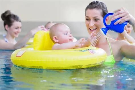 Baby in een vrolijk gekleurde baby zwemring van Swim Essentials
