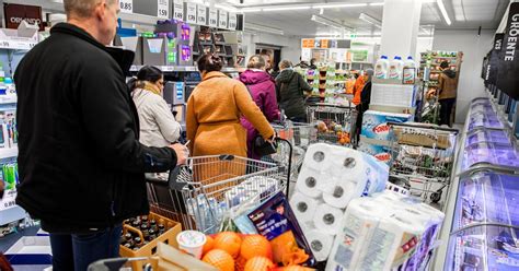 Illustratie van mensen die babyvoeding inkopen in een supermarkt.