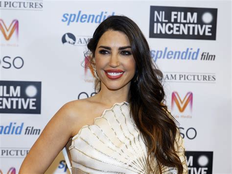 Yolanthe Sneijder-Cabau met een glimlach, mogelijk na haar bevalling
