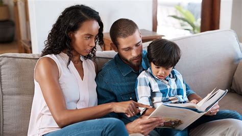 Illustratie van een gezin dat geniet van tijd samen, met een baby op de voorgrond en ouders die lachen.