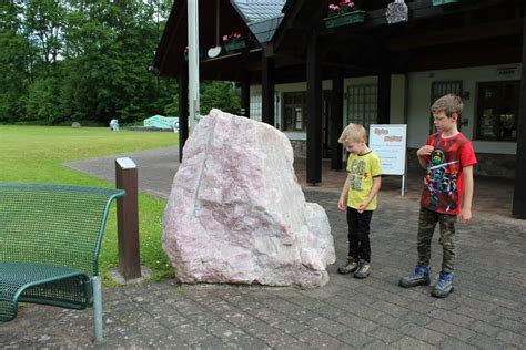 Gezin graaft naar edelstenen in het zoekgebied bij de Steinkaulenberg.