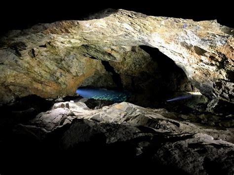 Interieur van een edelsteenmijn met zichtbare agaat- en amethistformaties.