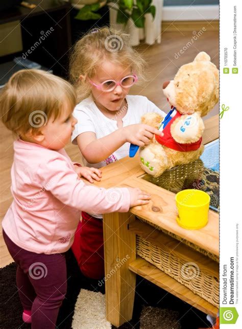 Meisjes spelen samen met educatief speelgoed