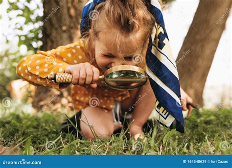 Kind verkent de natuur met een vergrootglas