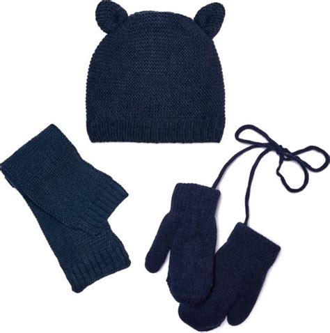 overzicht van babykleding in laagjes voor de winter, inclusief romper, pakje, muts, wanten en slofjes