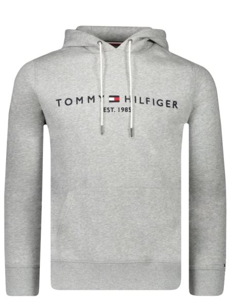 Collage van Tommy Hilfiger kleding voor mannen, vrouwen en kinderen, met nadruk op de kenmerkende blauwe, witte en rode kleuren.