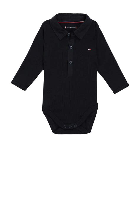 Schattige babykleding van Tommy Hilfiger, waaronder een romper met logo en een babybroekje.