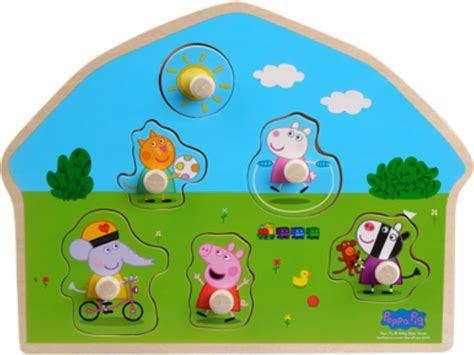 Een baby die met een eenvoudige houten puzzel met knoppen speelt