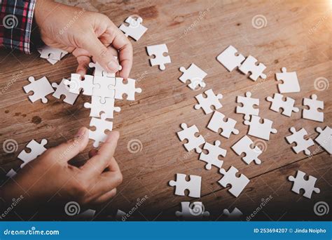 Close-up van kinderhandjes die een klein puzzelstukje met knop vasthouden