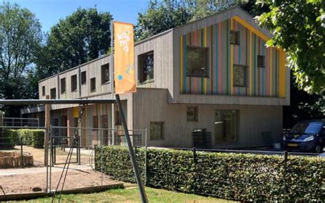 Foto van het kinderdagverblijf De Kleine Maatjes in Wierden, met nadruk op de houten gevel en raampartijen