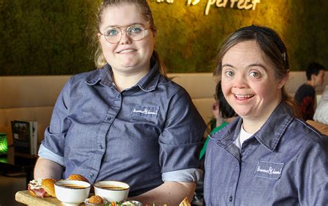 Kinderen die spelen in een speelkamer bij Brownies & Downies